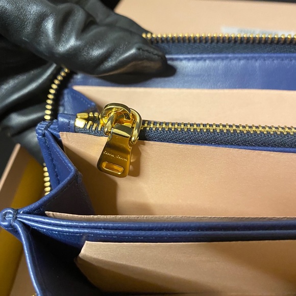 MIU MIU MATELASSE ZIPPER WALLET - Picture 5 of 16